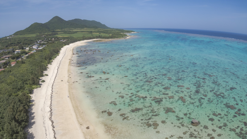 空から見ると海はより青く美しい。