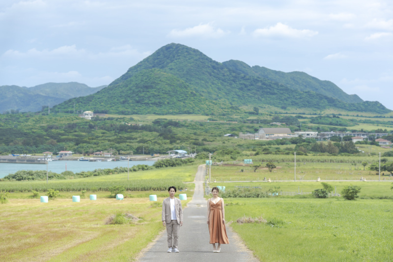 山と海が見える一本道