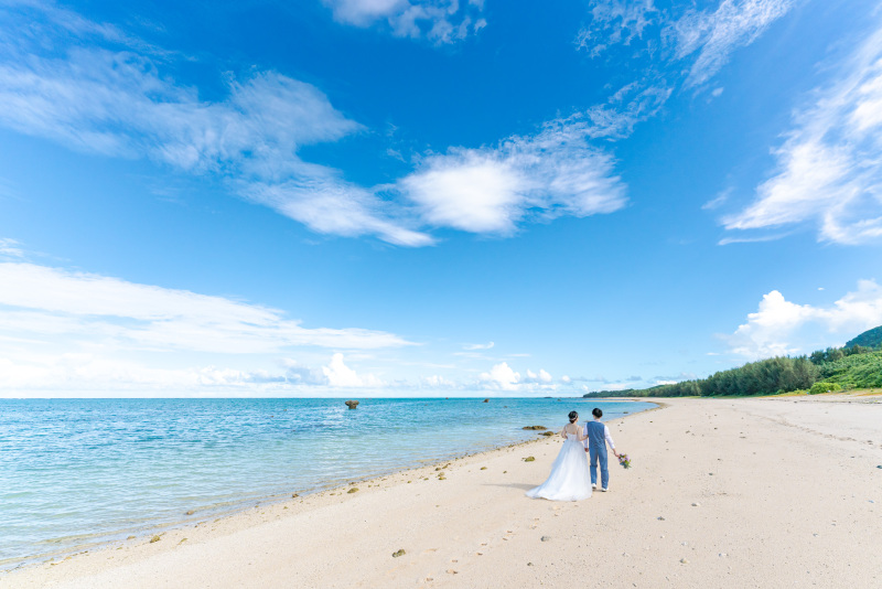 優しい笑顔が溢れるビーチの散歩道。
