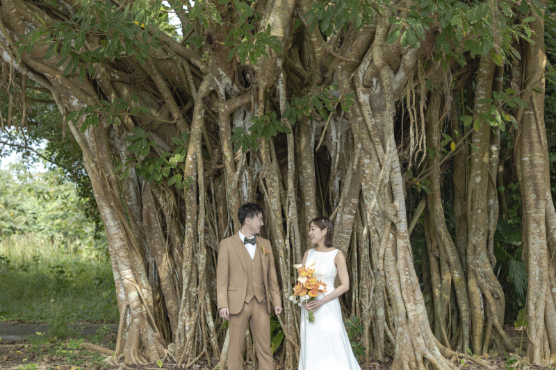 神秘的なガジュマルの木の前で。