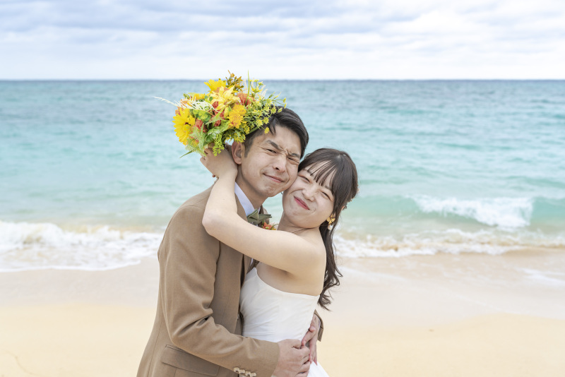 頬をつけてポーズ