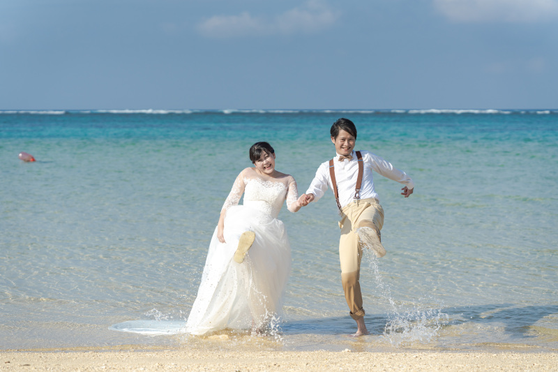 思いっきりバシャーン!!水飛沫を蹴り上げて!!