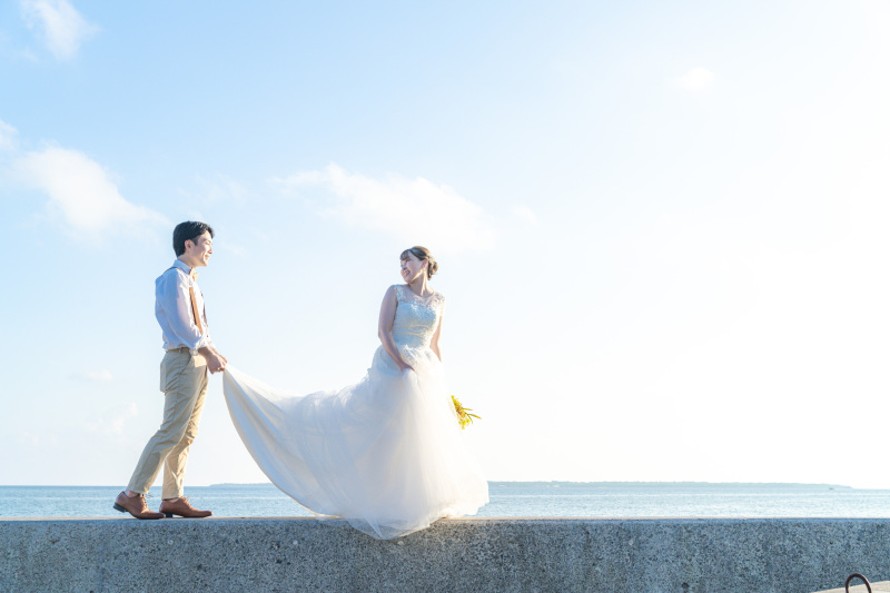 竹富島が見える堤防の上で