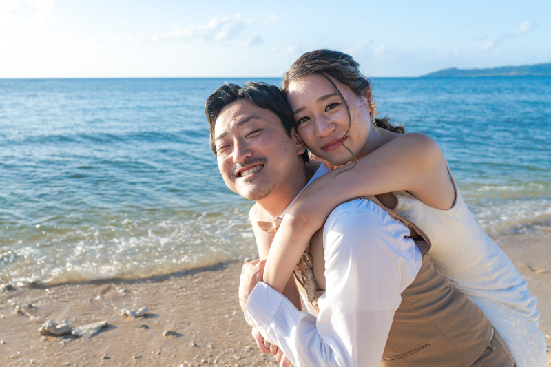 おんぶでビーチをお散歩!