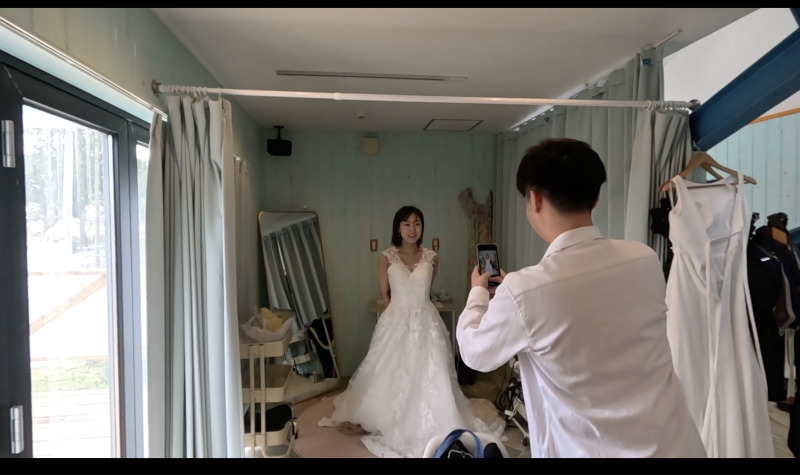 ドレスは実際に試着して決めることができます!