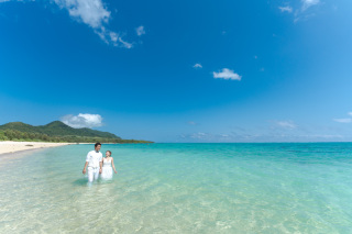 イン・ザ・シー【ドレスとタキシードのまま海に入ろう!!】どこまで入るかはあなた次第!?全身入る方も!