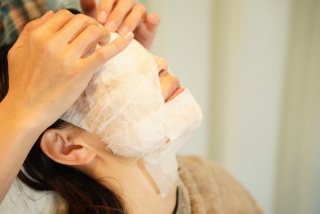 フェイスケアマッサージ【メイク前に化粧水たっぷりのパックをしてマッサージ】メイクのノリが全然違う！石垣島限定