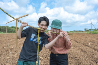 サトウキビ収穫体験(10月頃〜3月頃)私服で参加【沖縄の代名詞サトウキビを実際に収穫して、かじって味わってみましょう】秋から冬の季節限定のアクティビティです。(1時間程度)