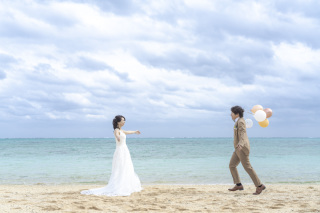 BlueSoda石垣島/宮古島クラフトフォトウェディング_曇りのビーチ