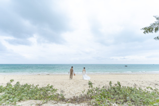 BlueSoda石垣島/宮古島クラフトフォトウェディング_曇りのビーチ