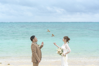 BlueSoda石垣島/宮古島クラフトフォトウェディング_曇りのビーチ