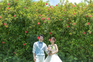BlueSoda石垣島/宮古島クラフトフォトウェディング_ハイビスカスなどお花