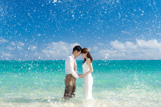 石垣島の海は場所や時間によっても色が変わります。ビーチの候補は50ヶ所以上。その時に一番良い条件ののビーチへお二人をお連れします。BlueSodaがお連れするビーチはほとんど人がいない隠れ家ビーチ