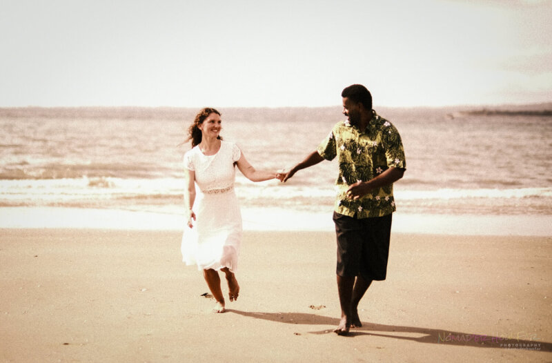 海外で撮影したビーチでのシーン。決まったポーズよりも、おふたりの自然な姿を撮ることを得意にしています。ビーチで楽しみましょう!