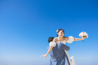 どこまでも青い宮古島の空。決まりきったポーズだけじゃなくて、お二人らしいポーズも撮影したい。