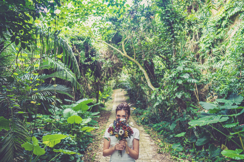 宮古島は海がもちろん素晴らしいですが、南国植物と撮影できるスポットも。