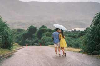 サプライズプロポーズで帰りのお二人を後ろから。さりげない自然な行動も写真におさめます。