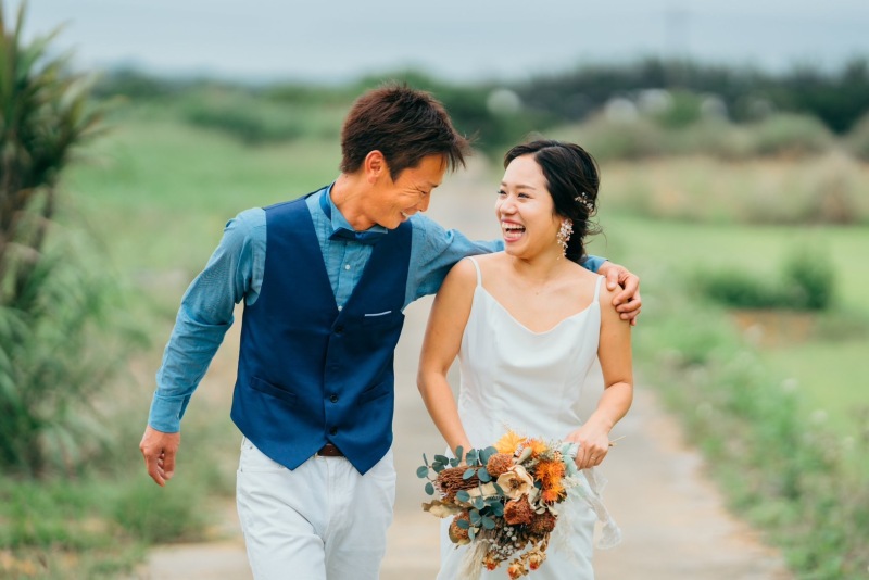 ふたりで歩く自然な姿もとっても素敵ですね。