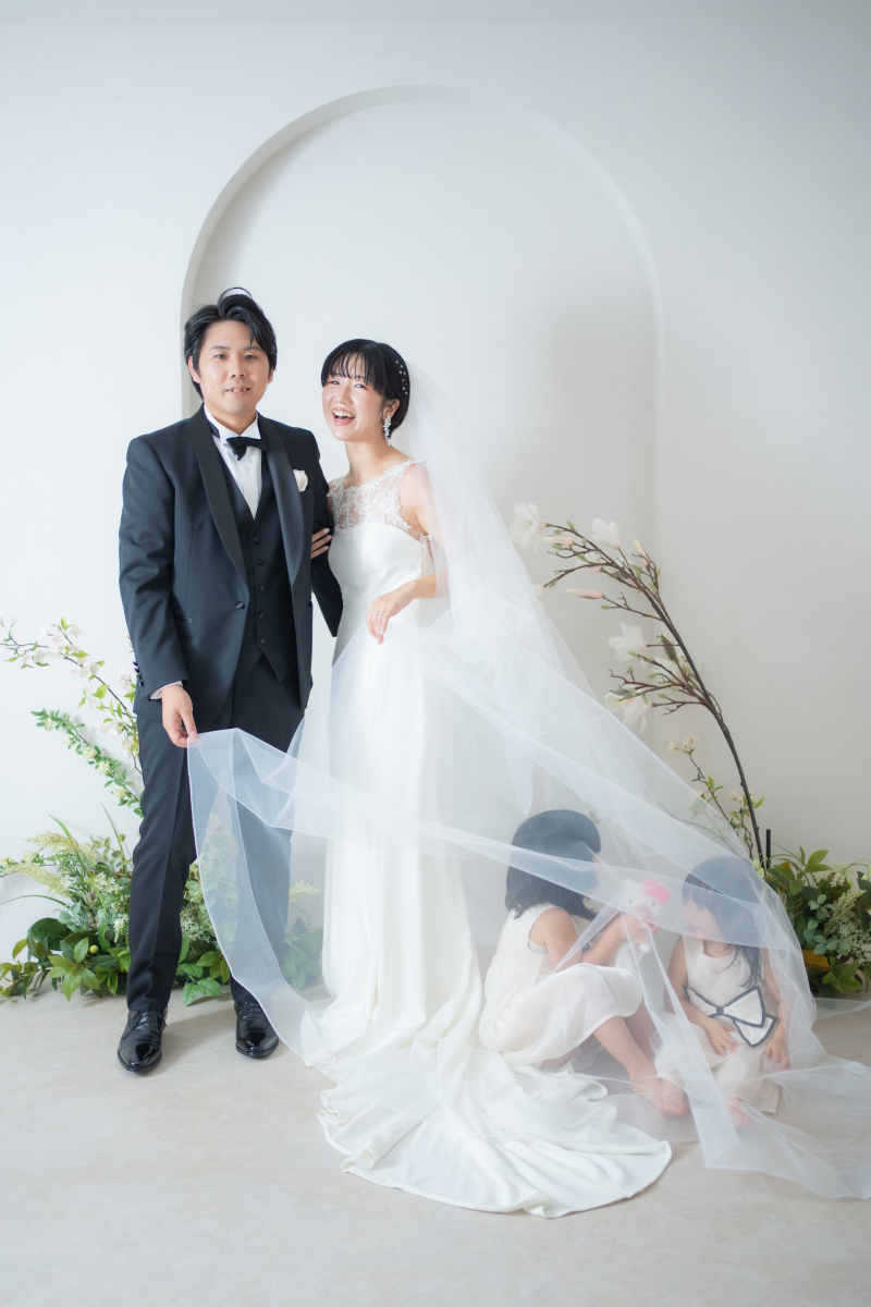 家族で撮影、子供たちは自由気まま