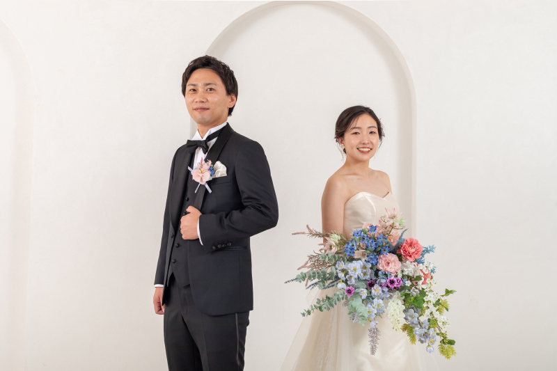 色鮮やかな花々に負けない二人の輝く笑顔