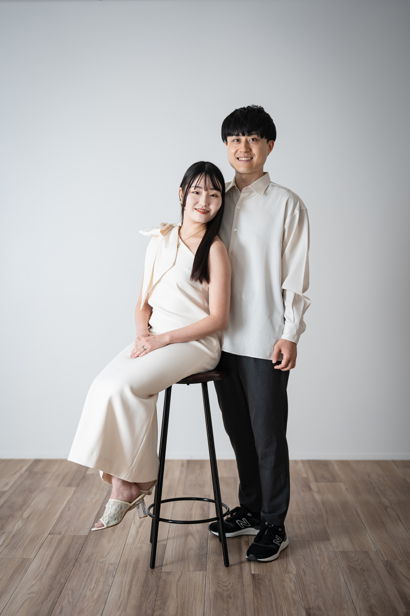 甘さを抑えた大人カジュアルなスタジオポートレート