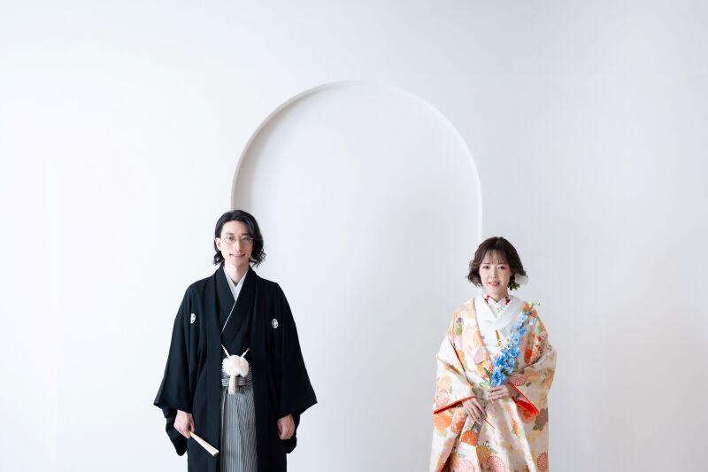 柔らかな色合いの色打掛がスタジオに映える