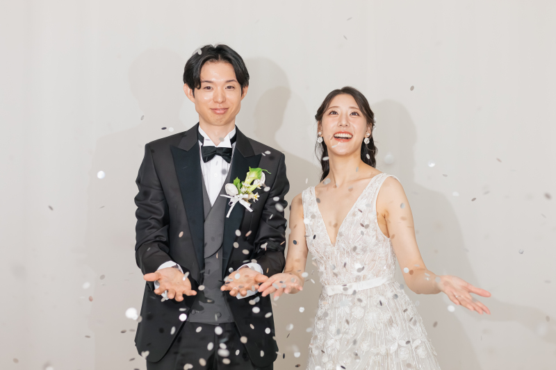 舞い散るコンフェッティに包まれて楽しい瞬間