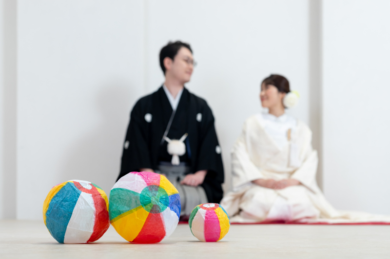紙風船にのせたふたりのたわいないおしゃべり
