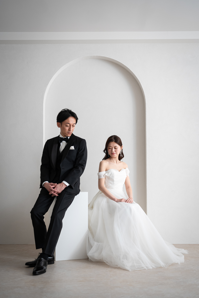 白と黒のコントラストが二人の絆を美しく引き立てる