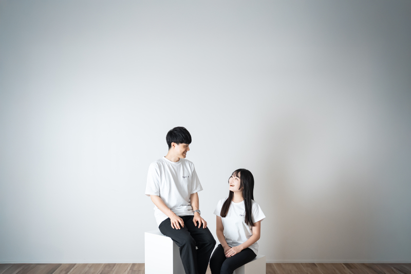 お揃いのTシャツを着ていつも通りの笑顔で