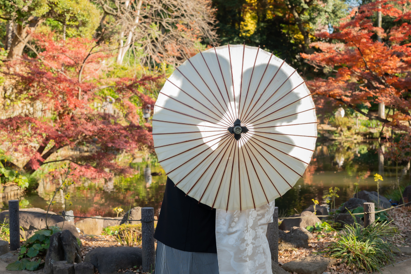 鮮やかな紅葉に包まれる、秋の庭園撮影
