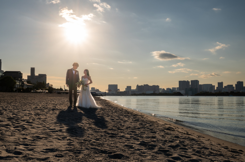 都会を染める夕暮れ。海辺で叶う感動のサンセット