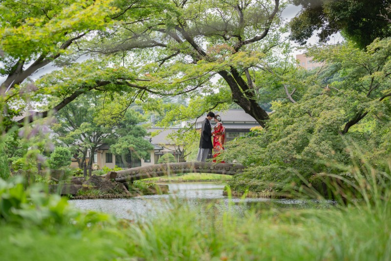 鮮やかな新緑が彩る庭園。和装が美しく映える季節