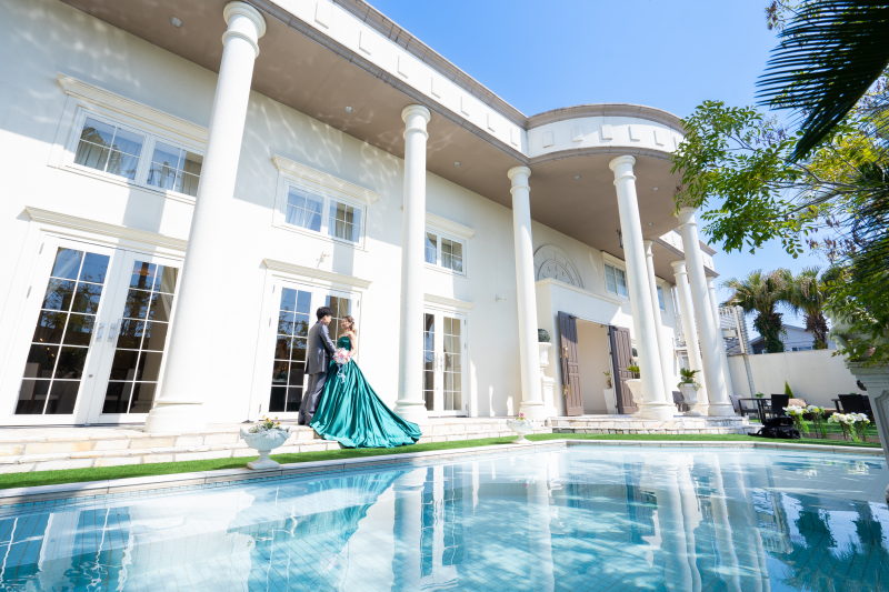 プール付きガーデンでカラードレス撮影を