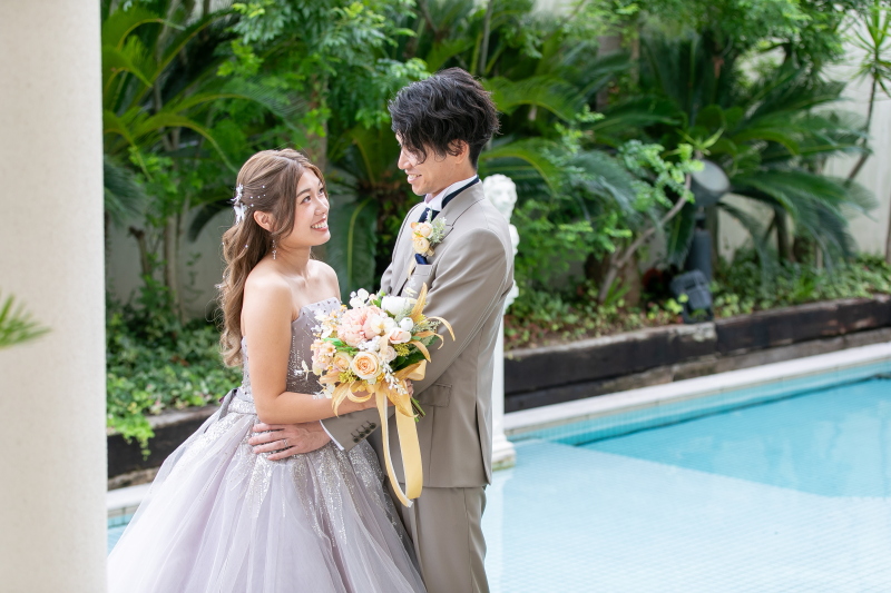 リゾート感溢れるプールサイドで