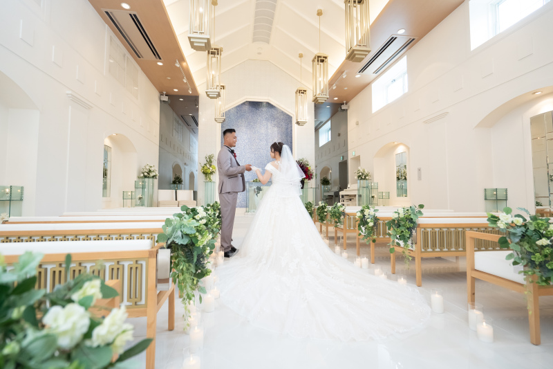 光と水が煌めくチャペルでパシャリ!