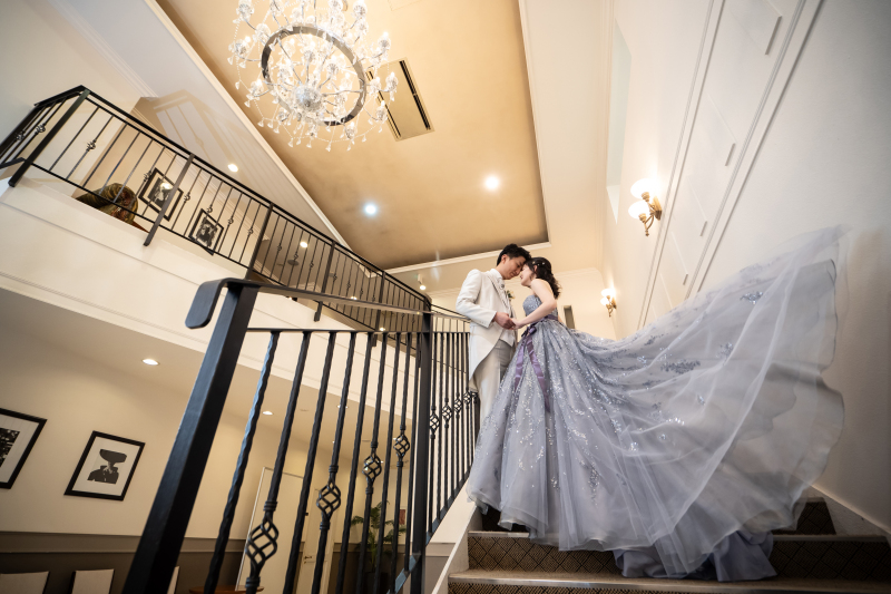 大階段とシャンデリアの組み合わせショット