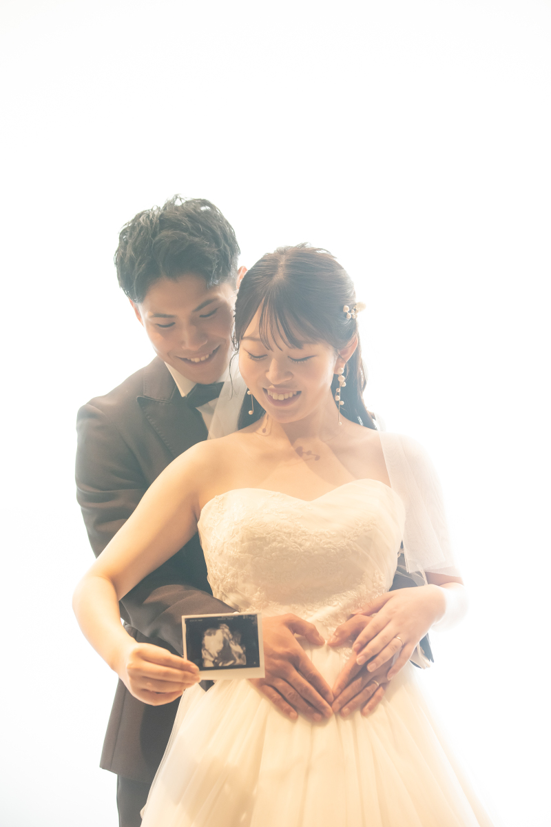 お腹にあてた重なるハートと共に