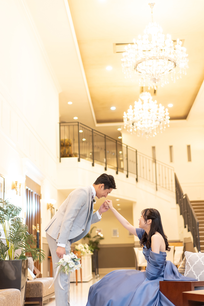 手の平に誓いのキスを