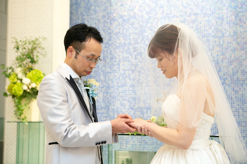 指輪交換で誓いのセレモニー
