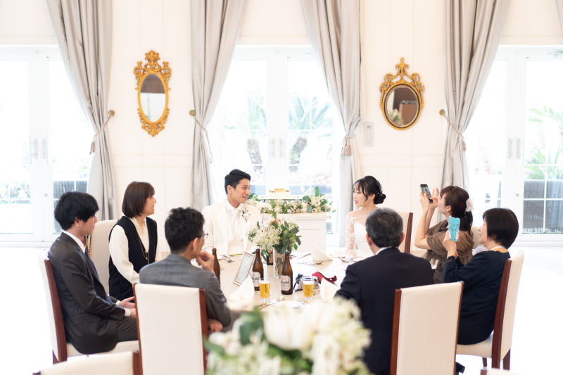 和やかな雰囲気の中で会食を