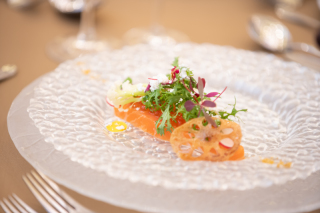 集まってくれたゲストへお食事でおもてなしを