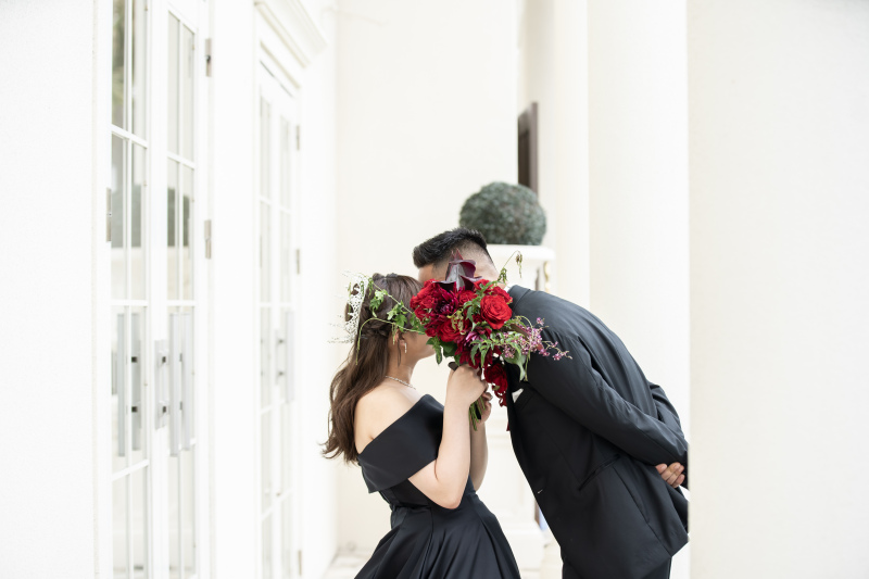 ブーケで顔を隠してお洒落な一枚