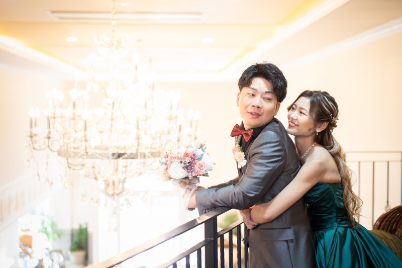 豪華なシャンデリアを背景に