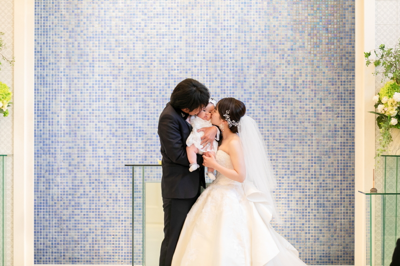 お子様を挟んで「誓いのキス」