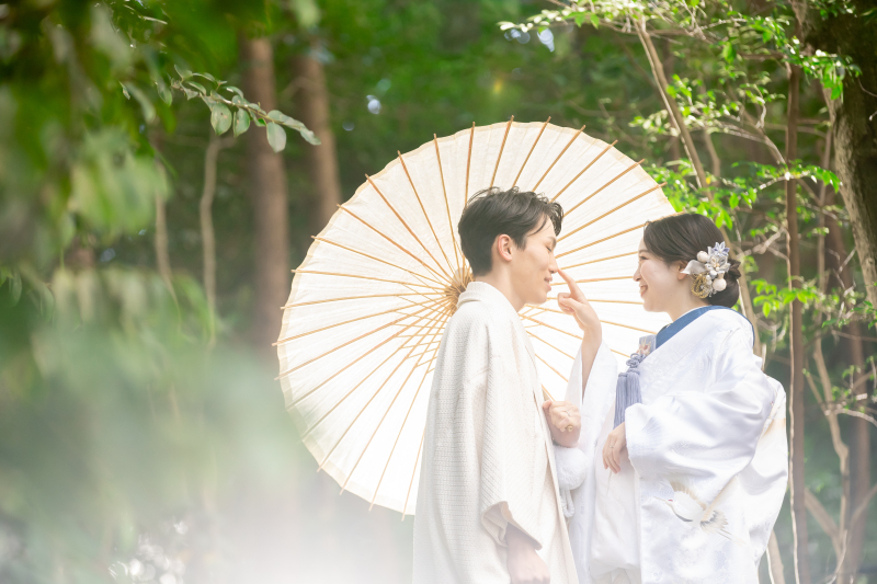 自然いっぱいの中で二人らしい表情で