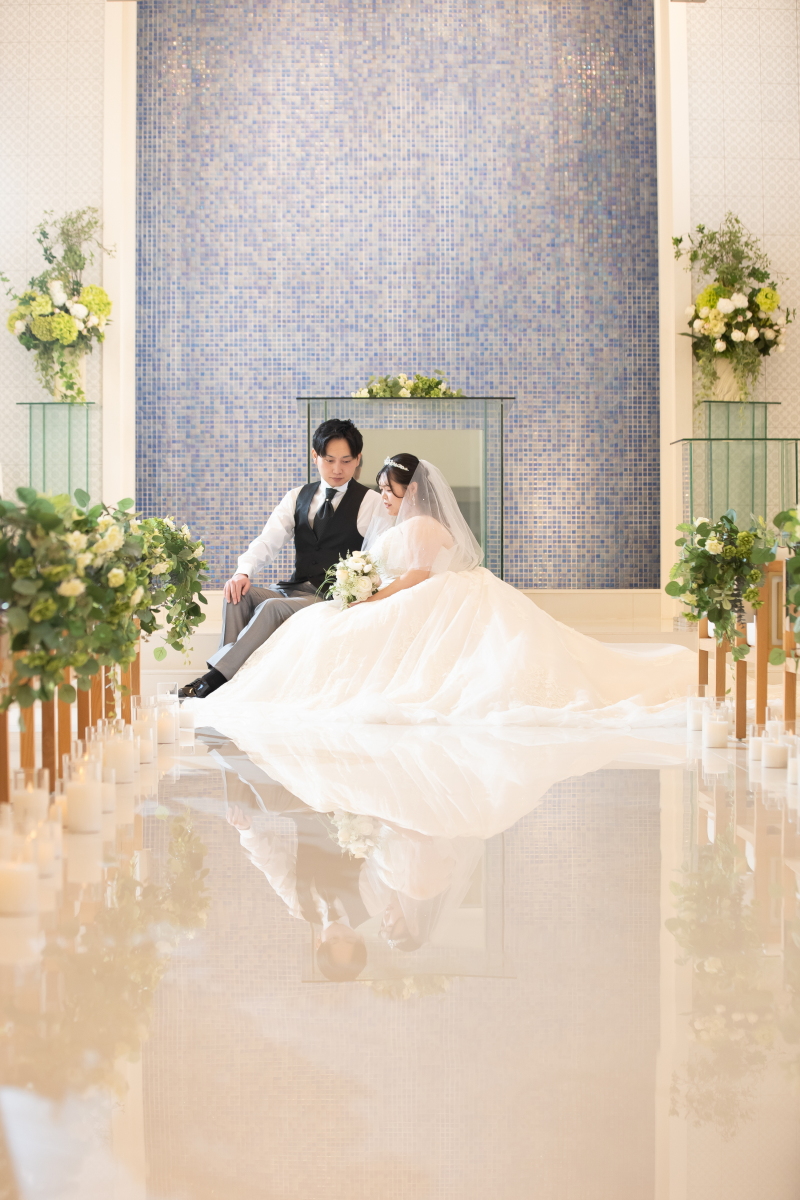 大理石に反射する二人のシルエット