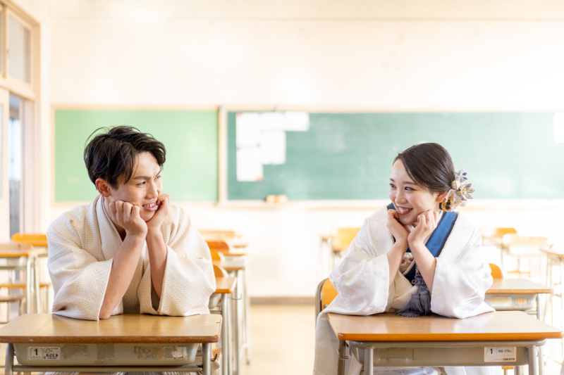 二人が座っていた席を見つけて