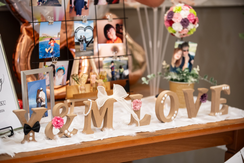 幼い頃の写真を飾って家族をお迎え♪