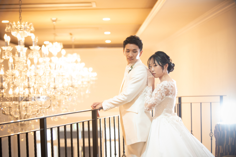 豪華なシャンデリアとともに